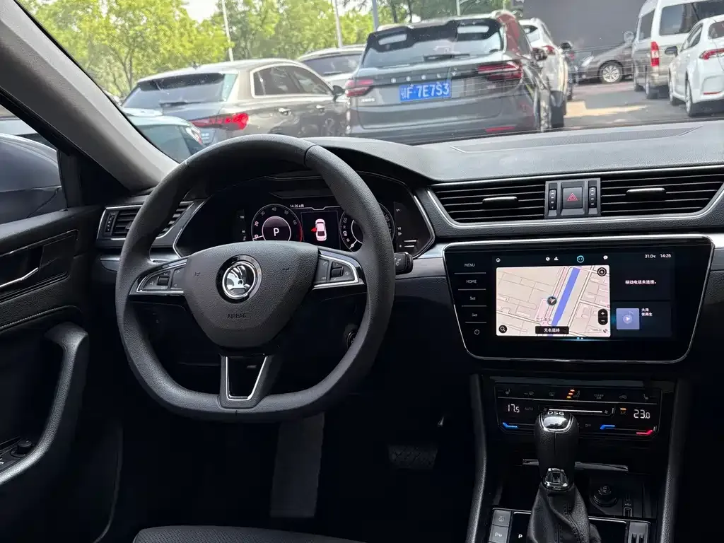 Skoda Superb — фото 10