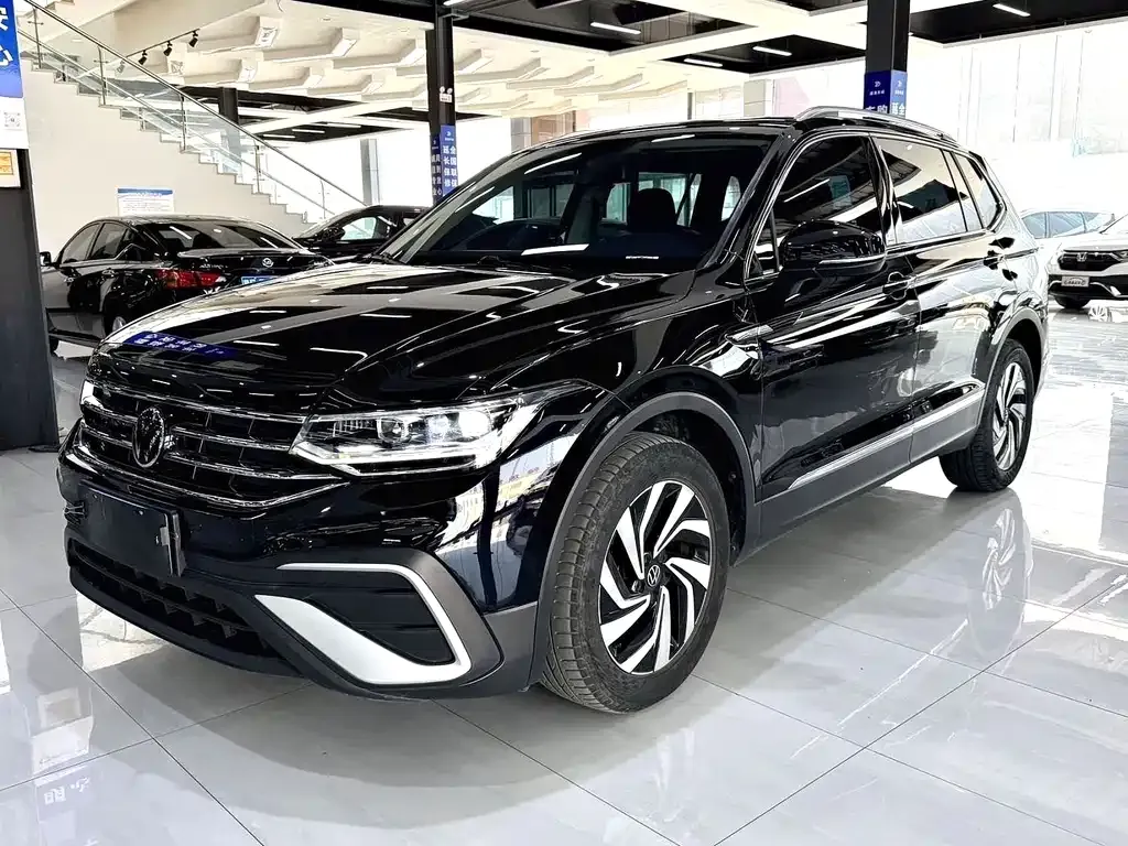 Volkswagen Tiguan L — фото 1