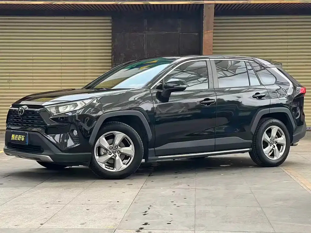 Toyota RAV4 — фото 1