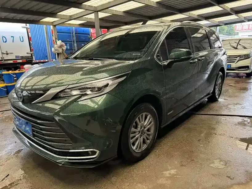 Toyota Sienna — фото 1