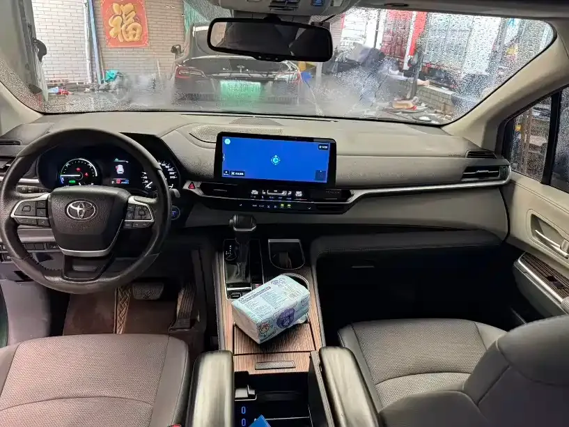 Toyota Sienna — фото 4