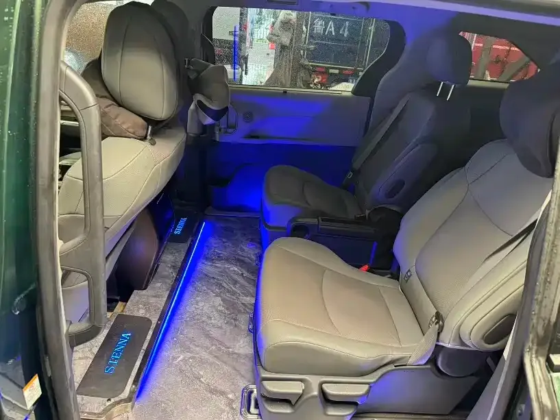 Toyota Sienna — фото 5