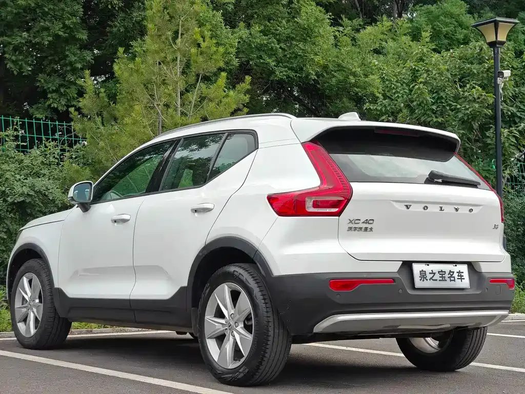 Volvo XC40 — фото 7