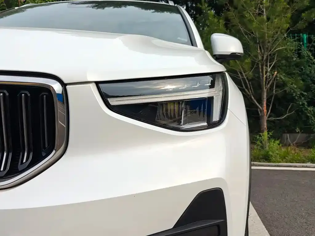 Volvo XC40 — фото 2