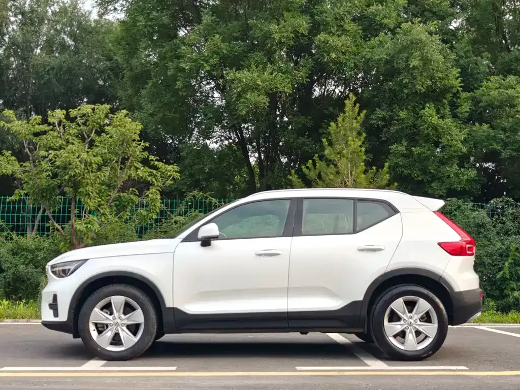 Volvo XC40 — фото 9