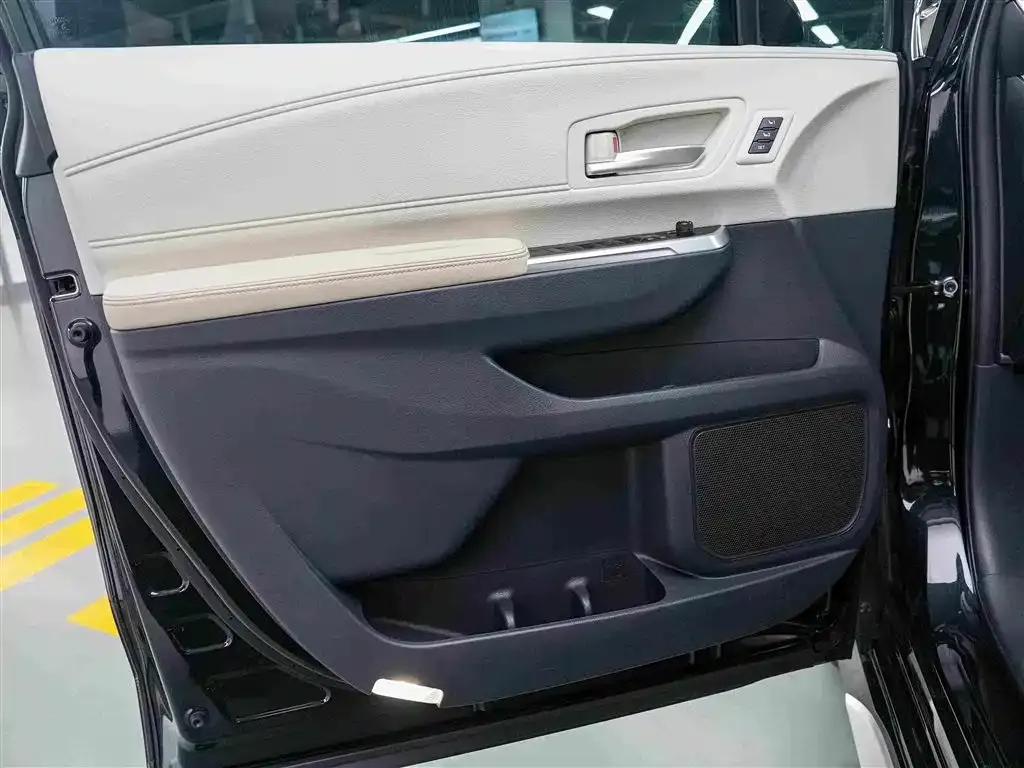 Toyota Granvia — фото 3