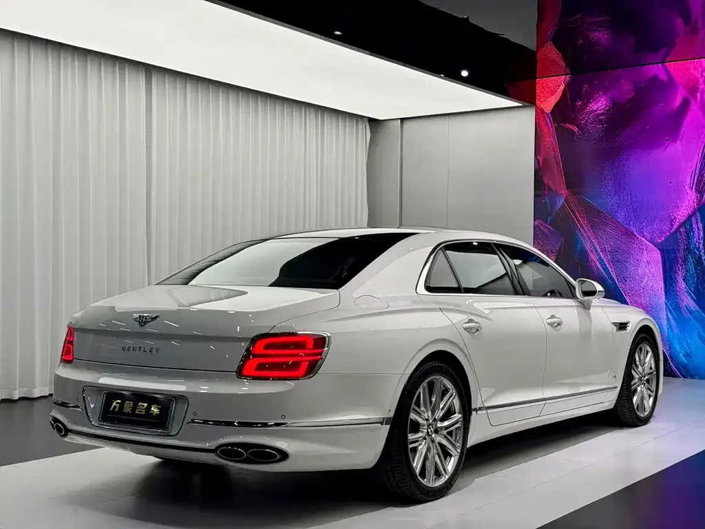 Bentley Flying Spur PHEV — фото 10