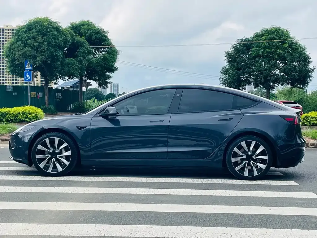 Tesla Model 3 — фото 10