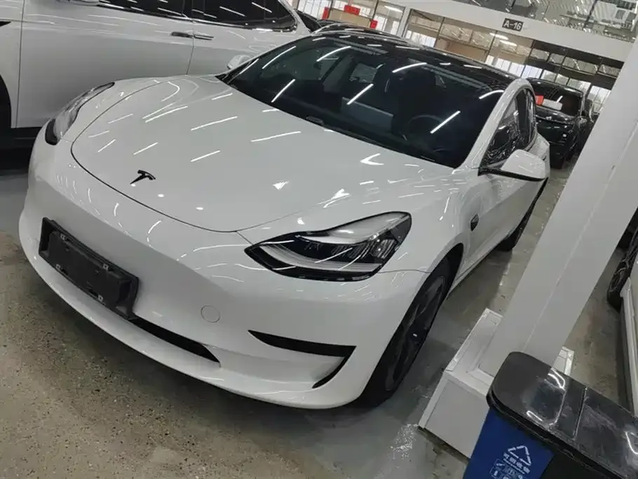 Tesla Model 3 — фото 1