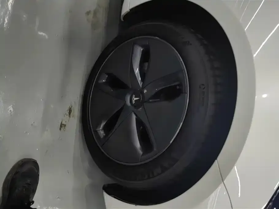 Tesla Model 3 — фото 10
