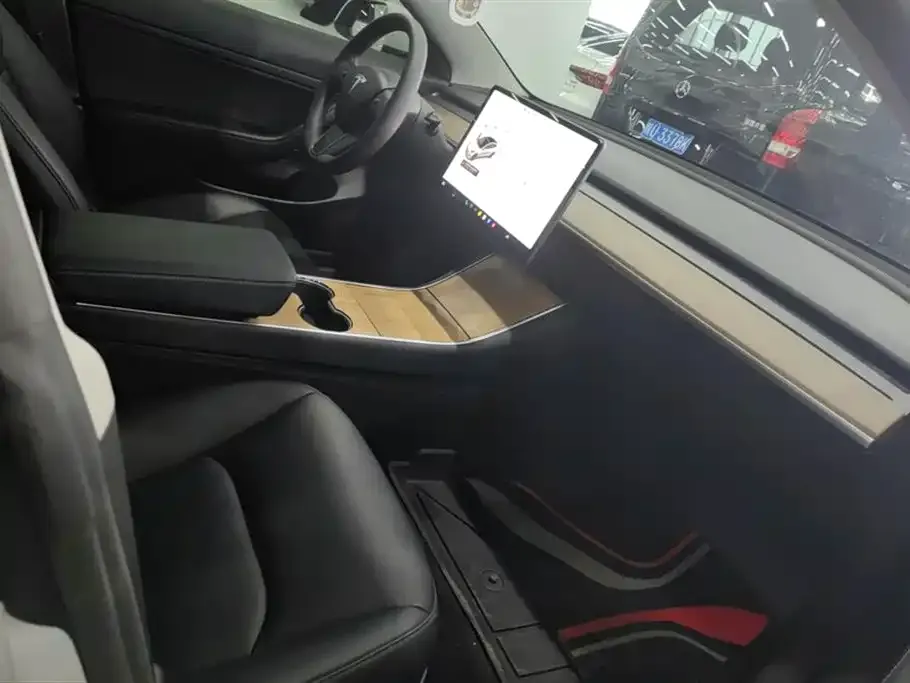 Tesla Model 3 — фото 3
