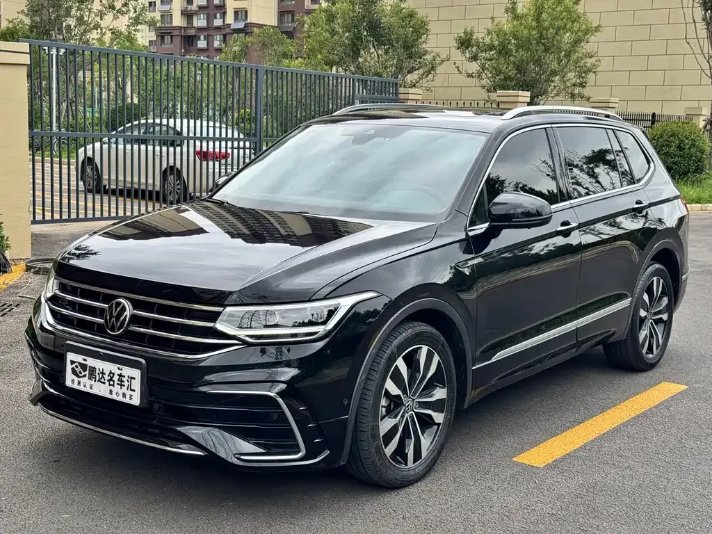 Volkswagen Tiguan L — фото 1