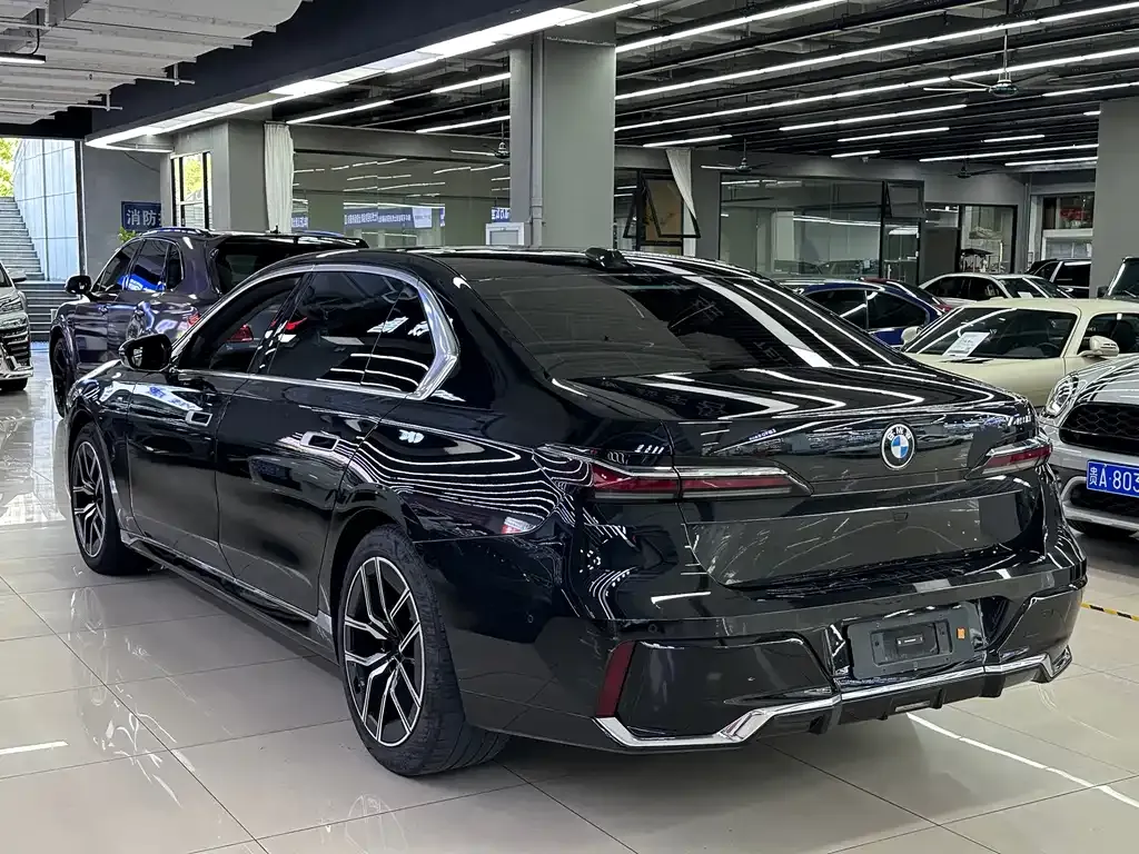 BMW 7 Series — фото 10