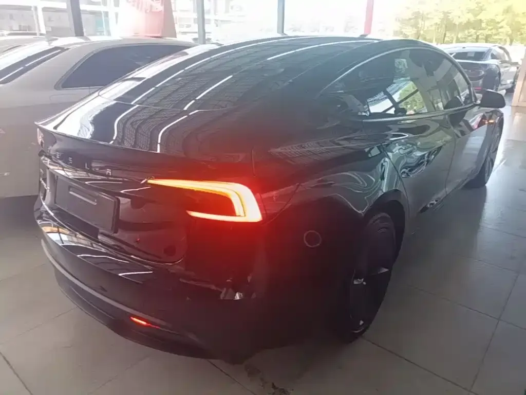 Tesla Model 3 — фото 2