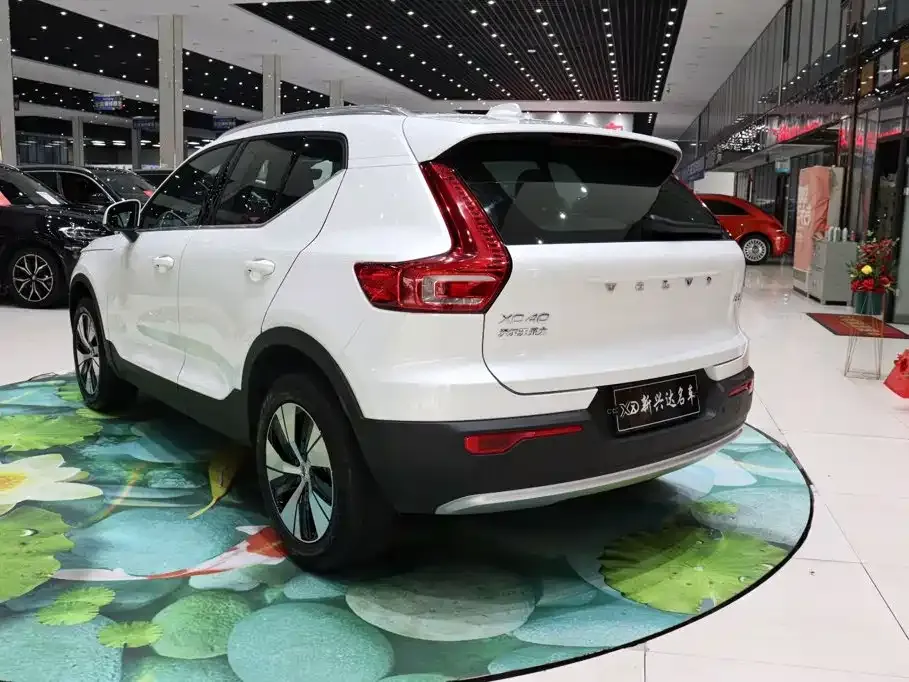 Volvo XC40 — фото 10