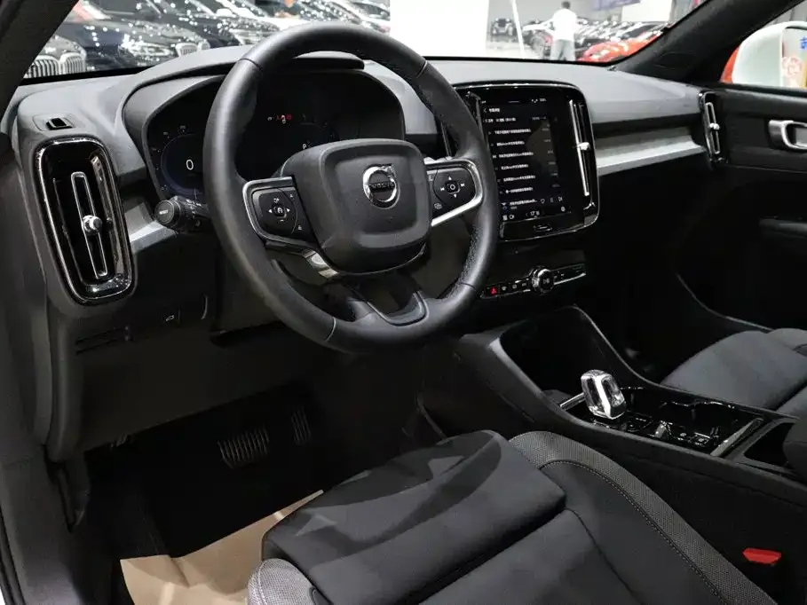 Volvo XC40 — фото 7