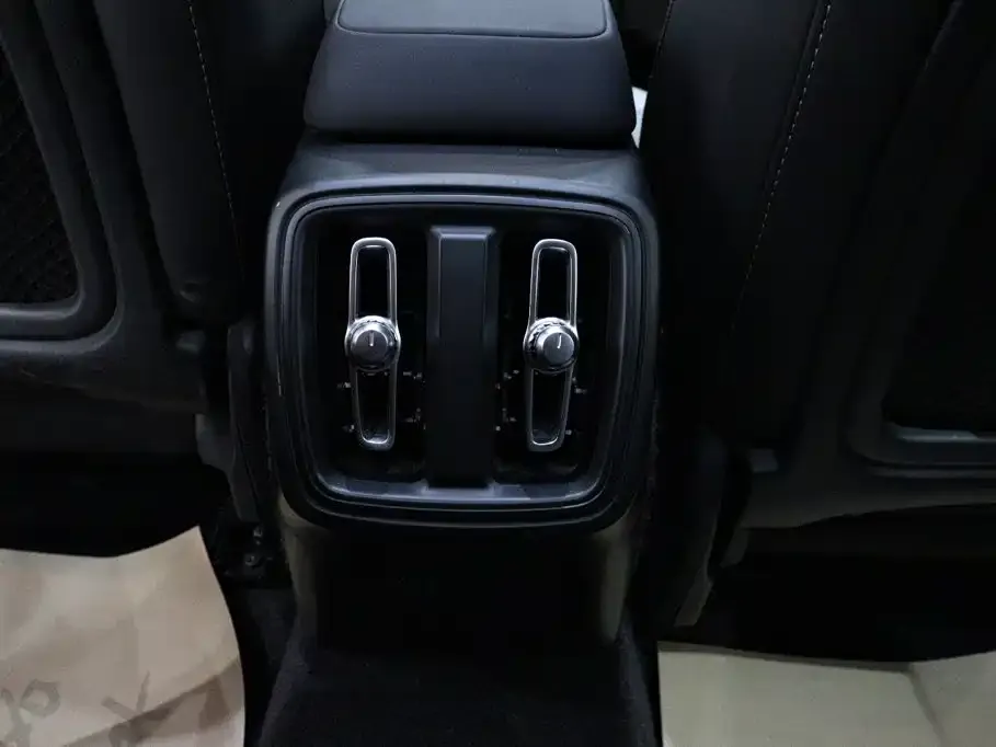 Volvo XC40 — фото 4