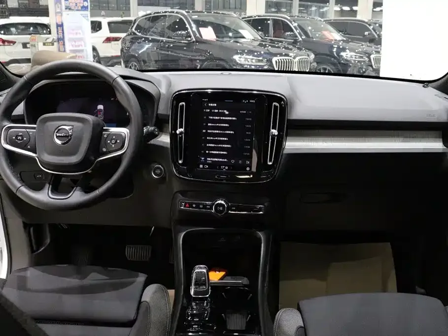 Volvo XC40 — фото 8