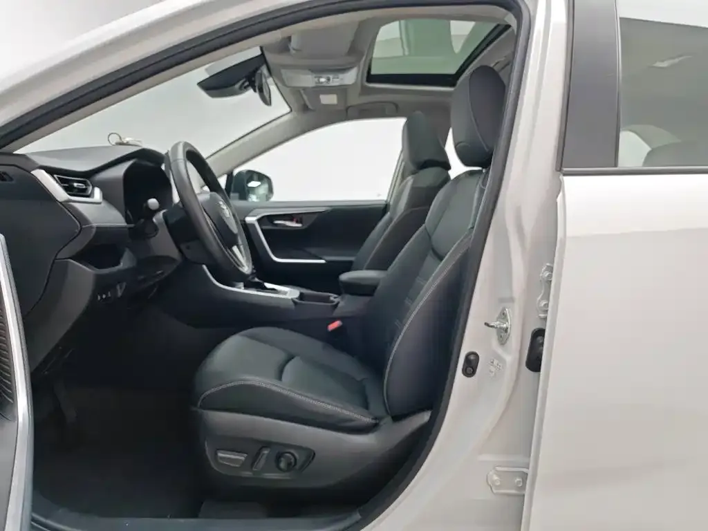 Toyota RAV4 — фото 7