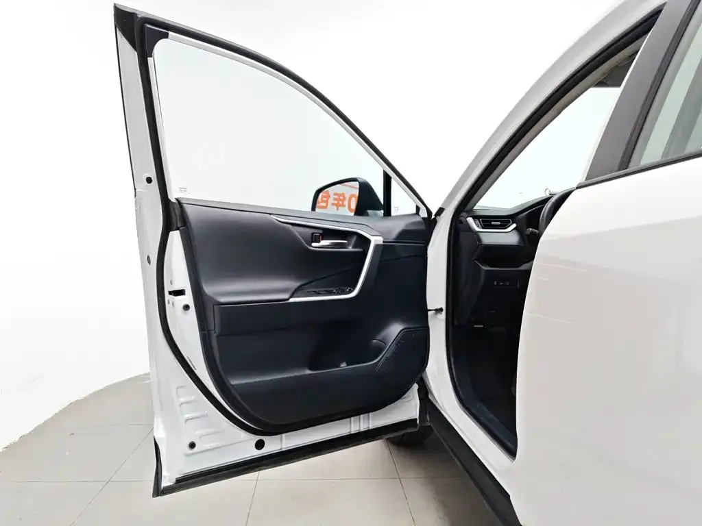 Toyota RAV4 — фото 9