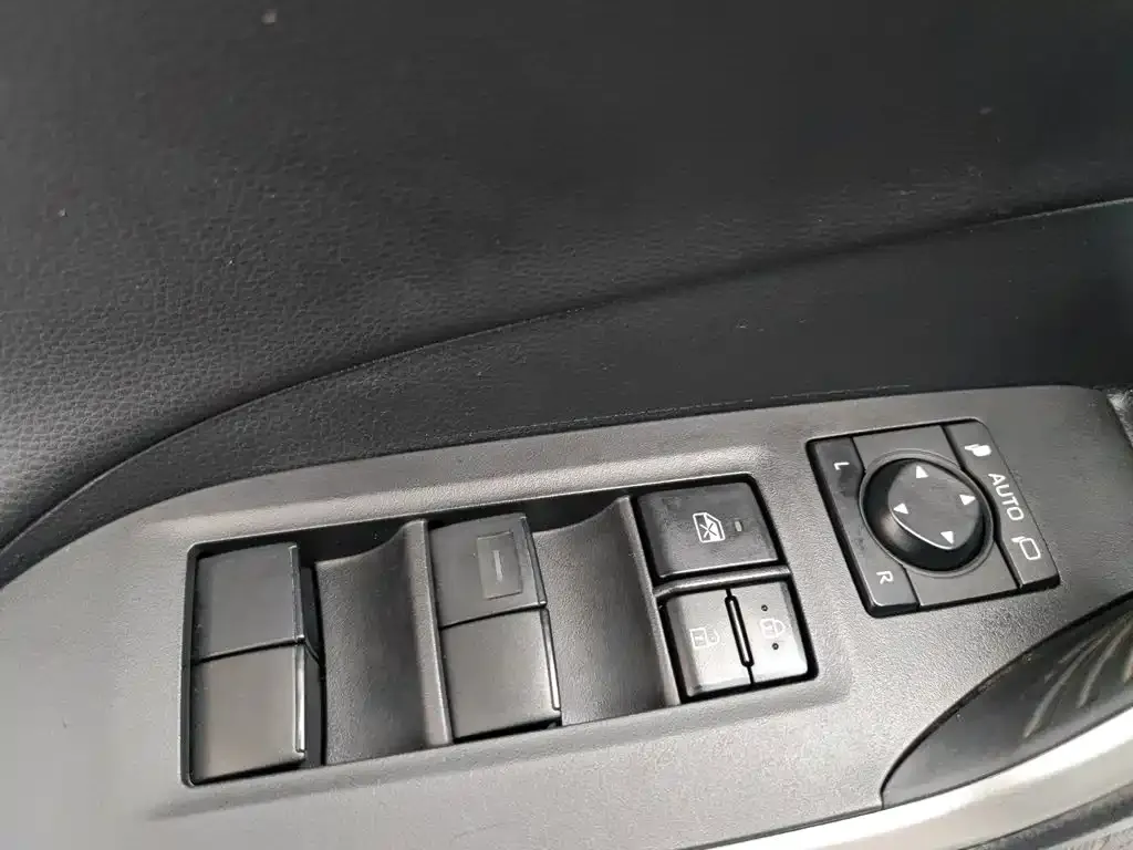 Toyota RAV4 — фото 10