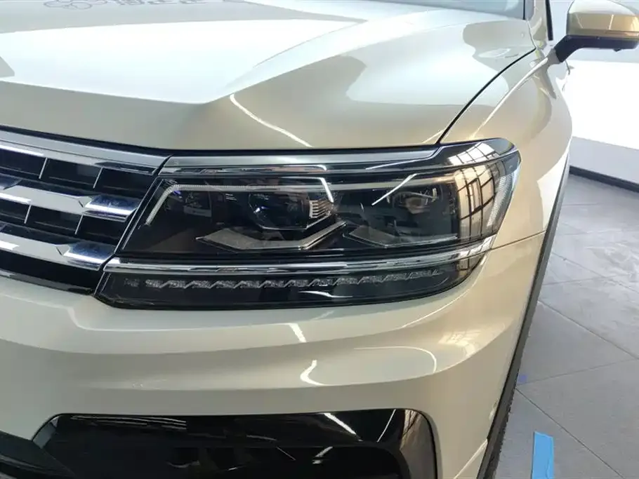 Volkswagen Tiguan L — фото 9