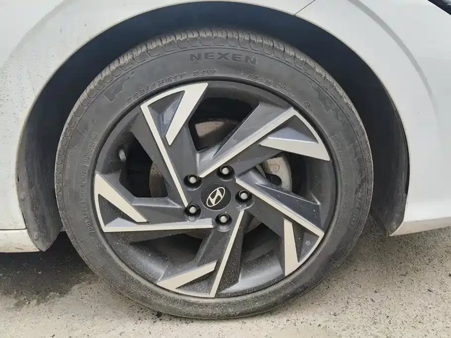 Hyundai Elantra — фото 10