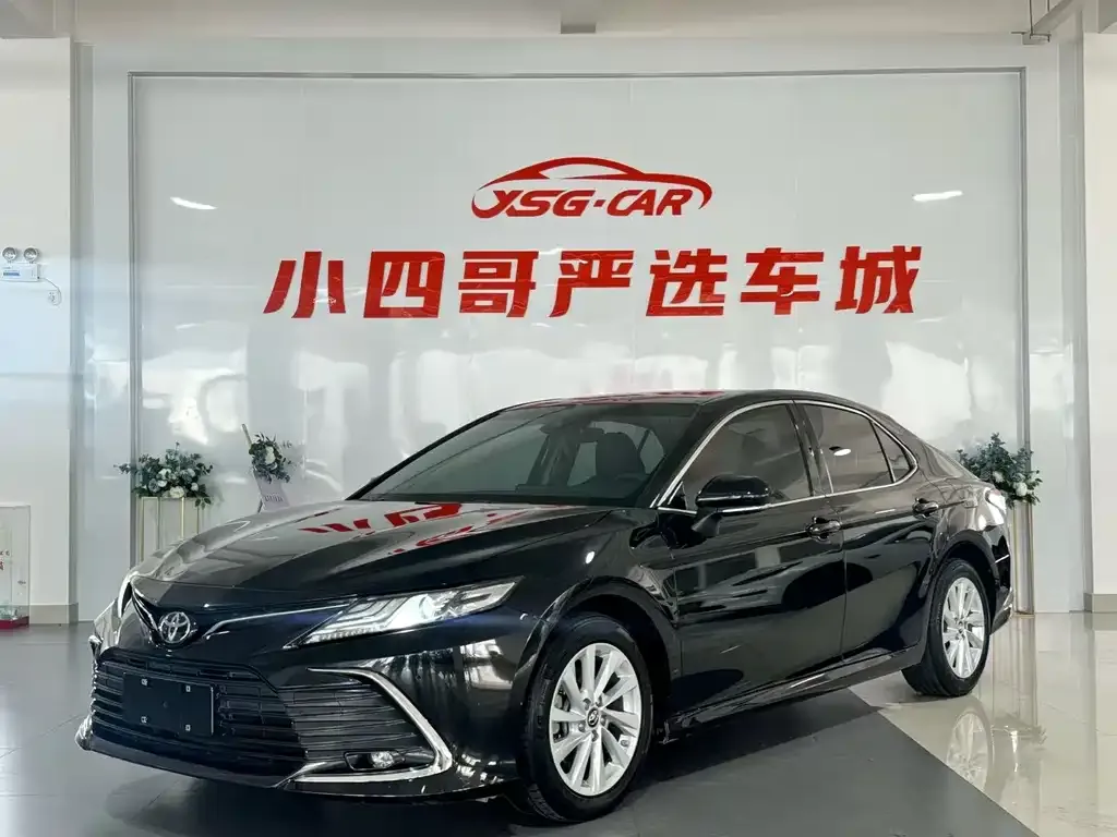 Toyota Camry — фото 1
