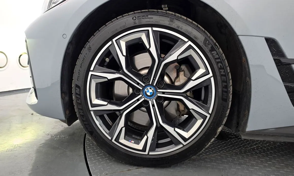 BMW i4 — фото 8