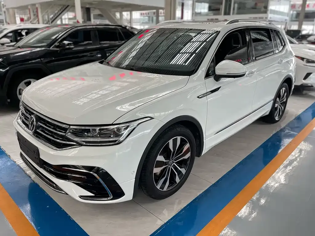 Volkswagen Tiguan L — фото 1
