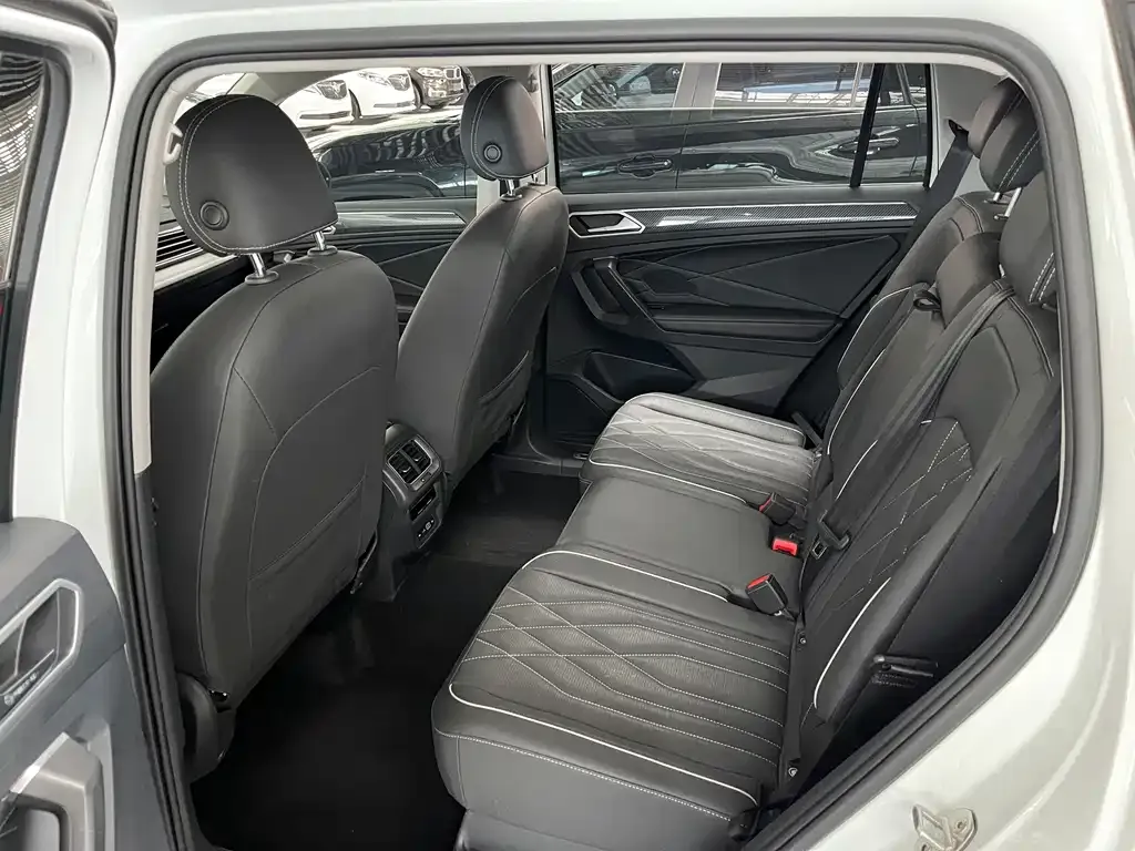Volkswagen Tiguan L — фото 8