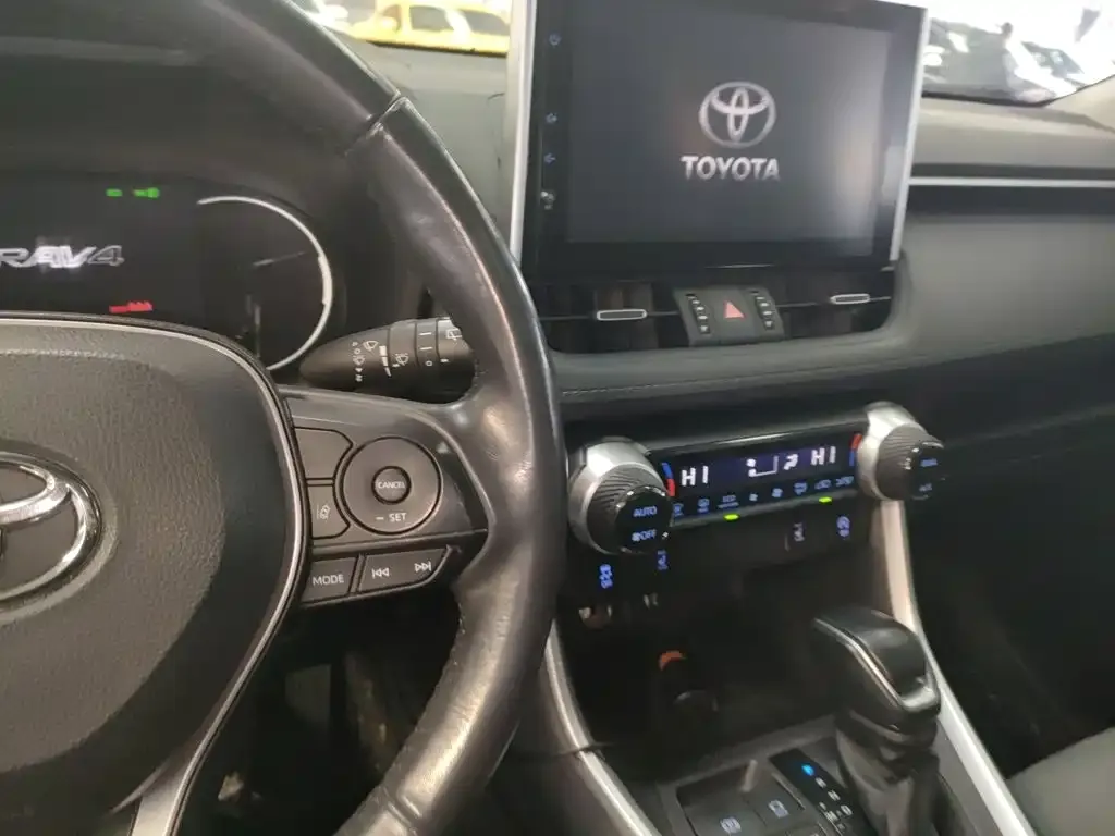 Toyota RAV4 — фото 3