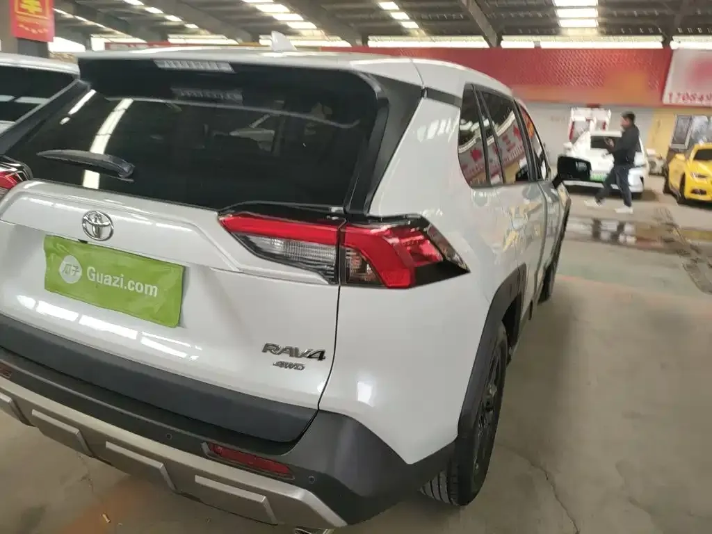 Toyota RAV4 — фото 8