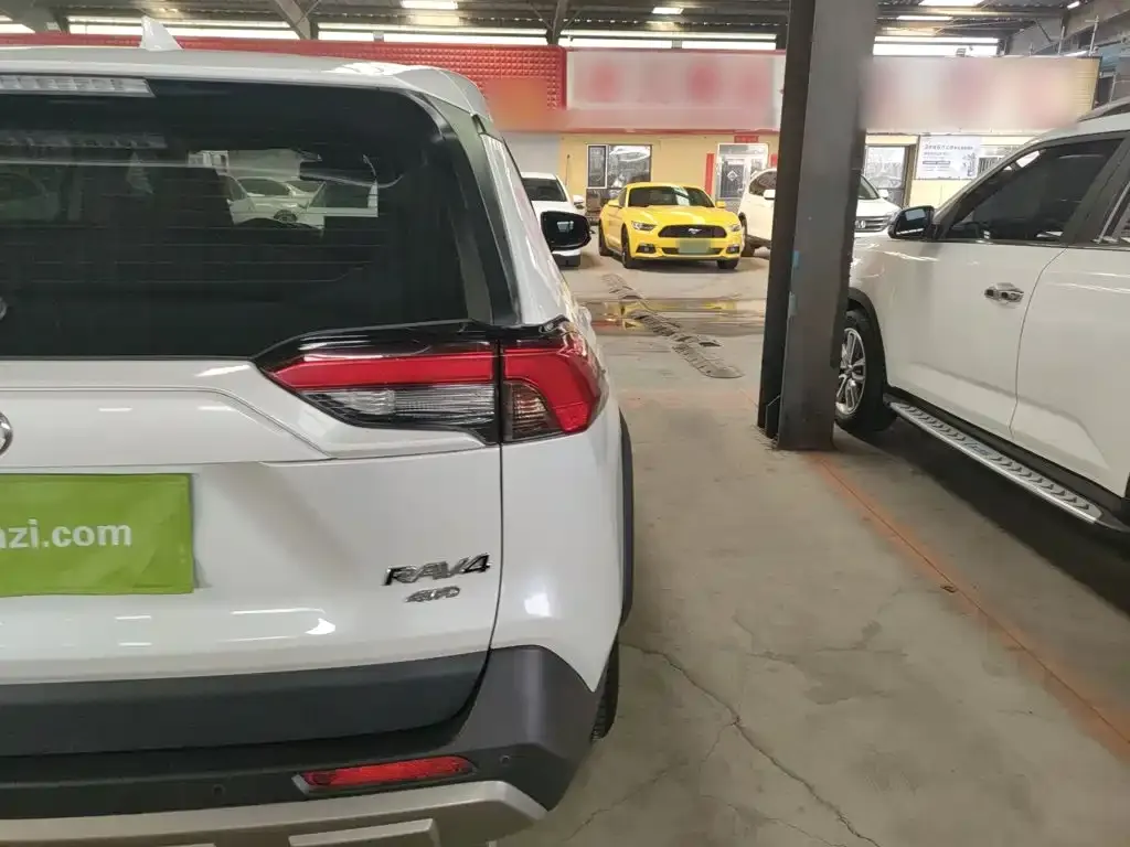 Toyota RAV4 — фото 5