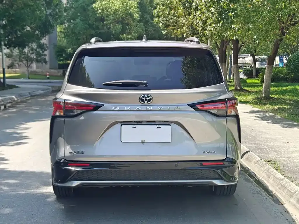 Toyota Granvia — фото 6