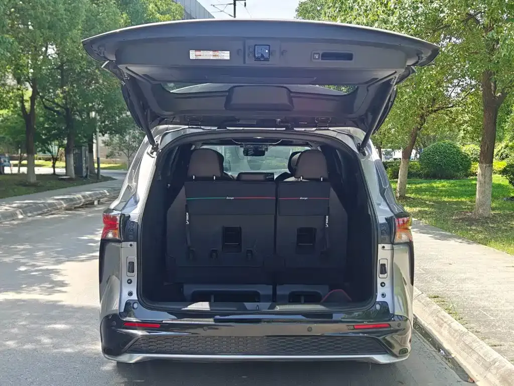Toyota Granvia — фото 4
