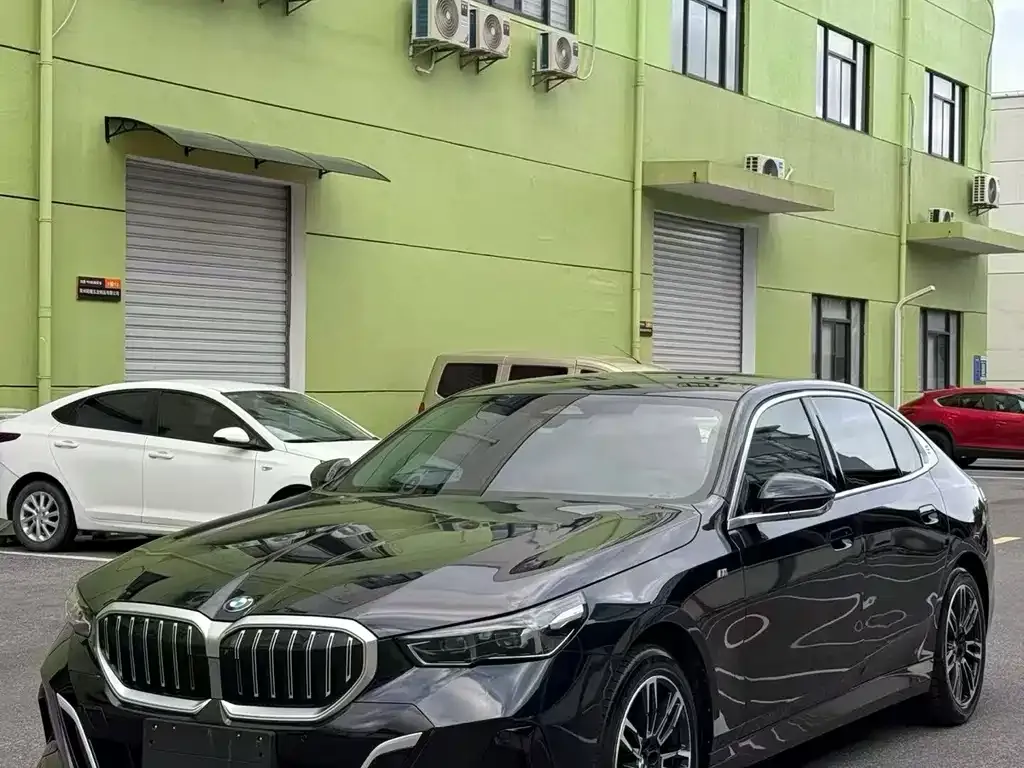 BMW 5 Series — фото 1