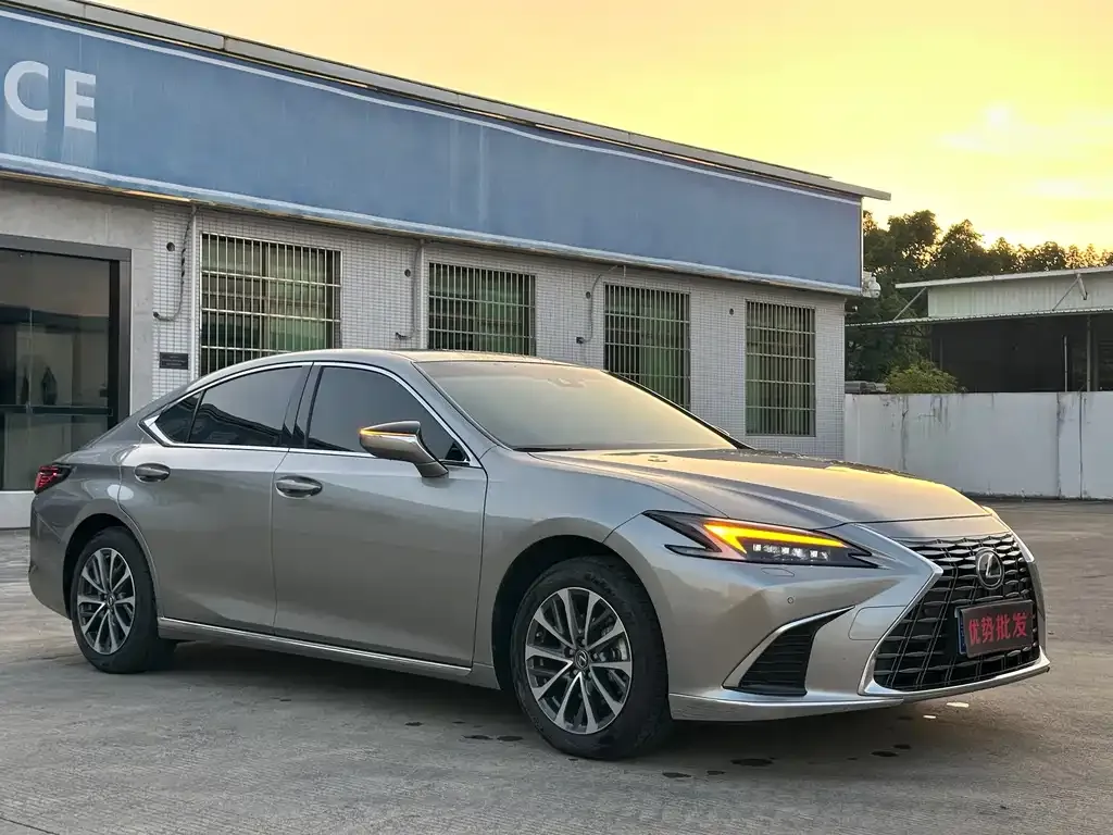 Lexus ES — фото 1