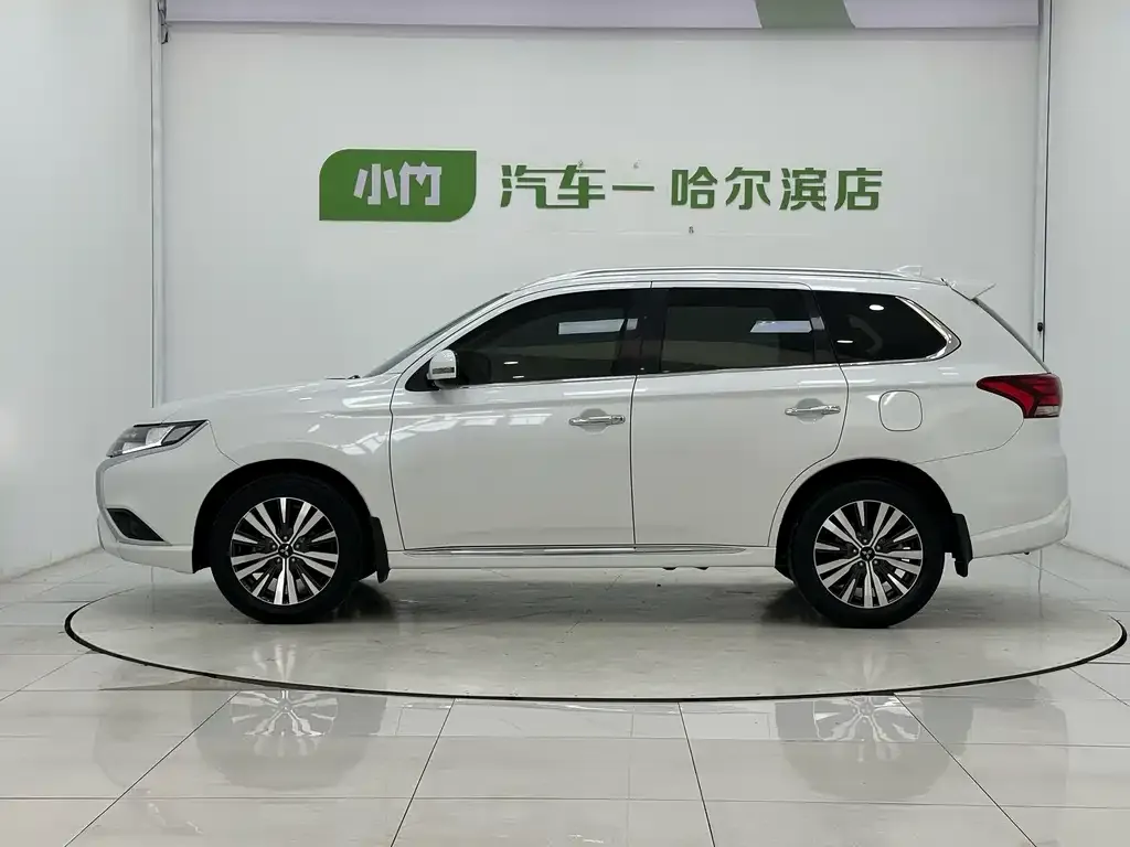 Mitsubishi Outlander — фото 10