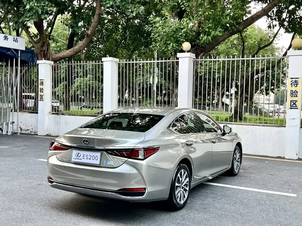Lexus ES — фото 8