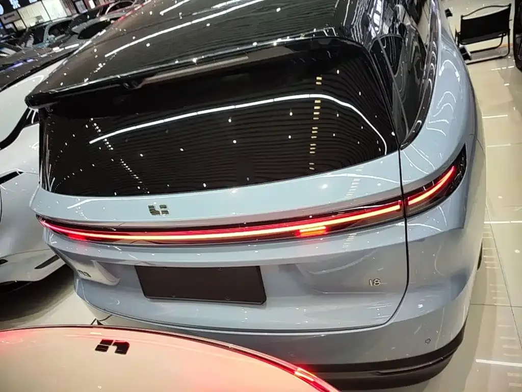 Li Auto i8 — фото 8