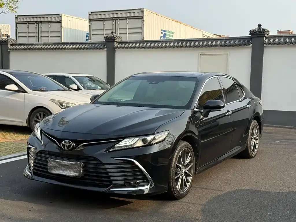 Toyota Camry — фото 1