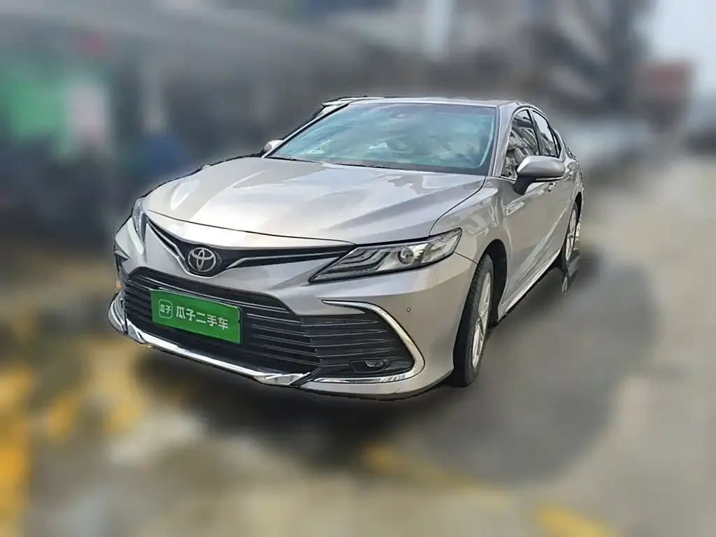 Toyota Camry — фото 1