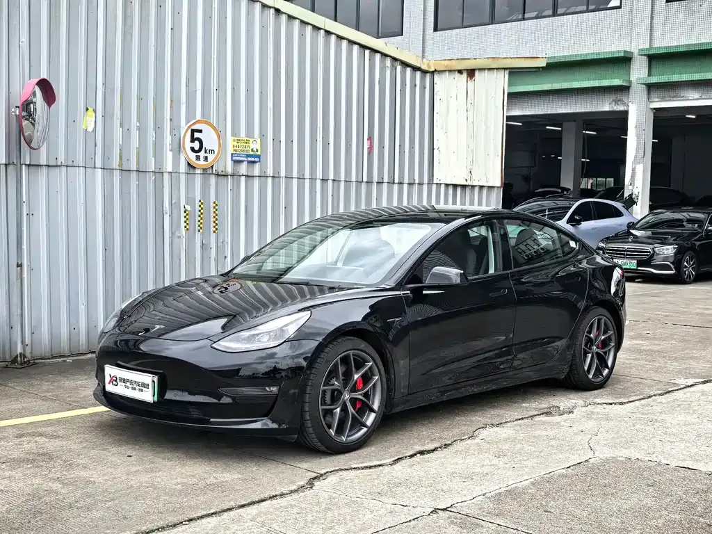 Tesla Model 3 — фото 1