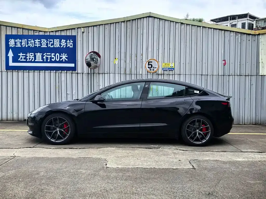 Tesla Model 3 — фото 4