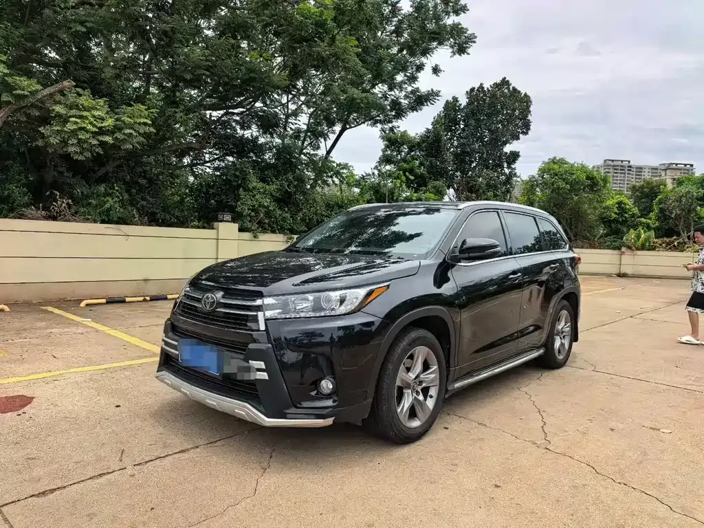 Toyota Highlander — фото 1