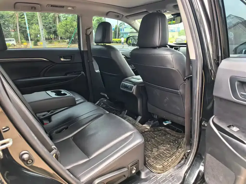 Toyota Highlander — фото 2