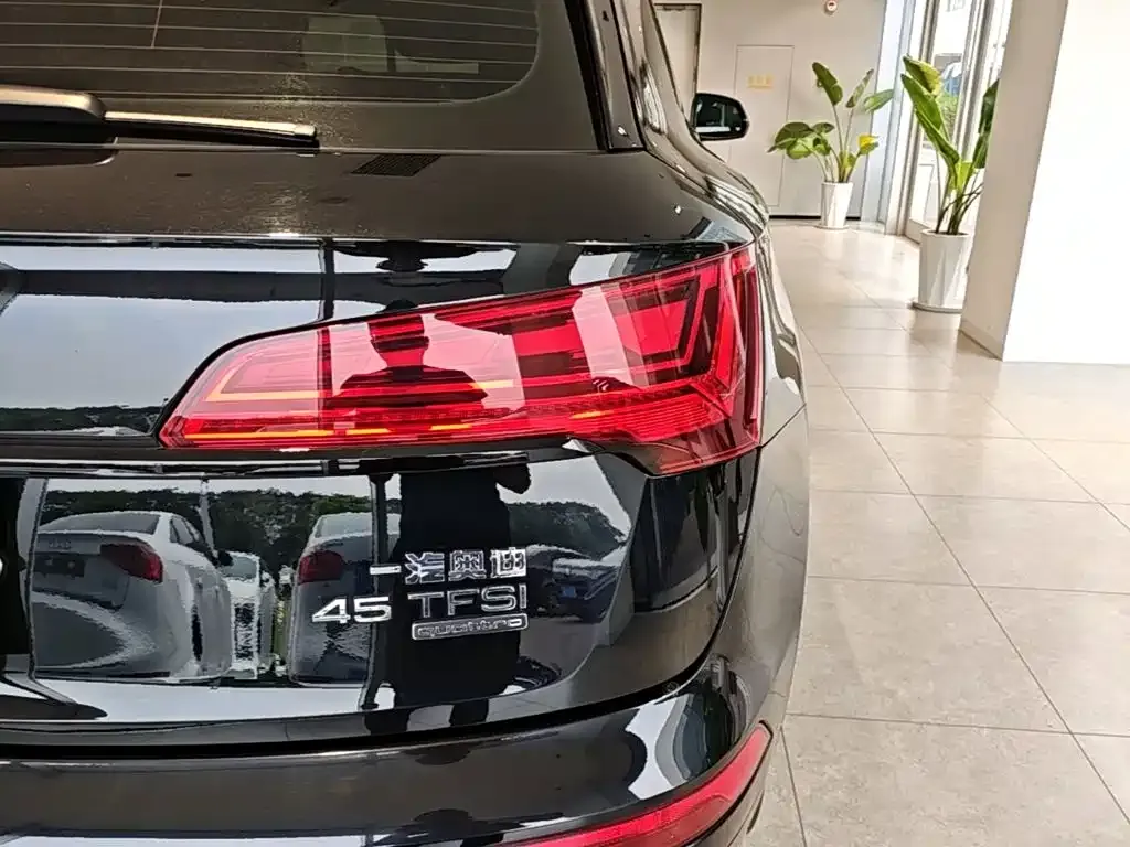 Audi Q5L — фото 10