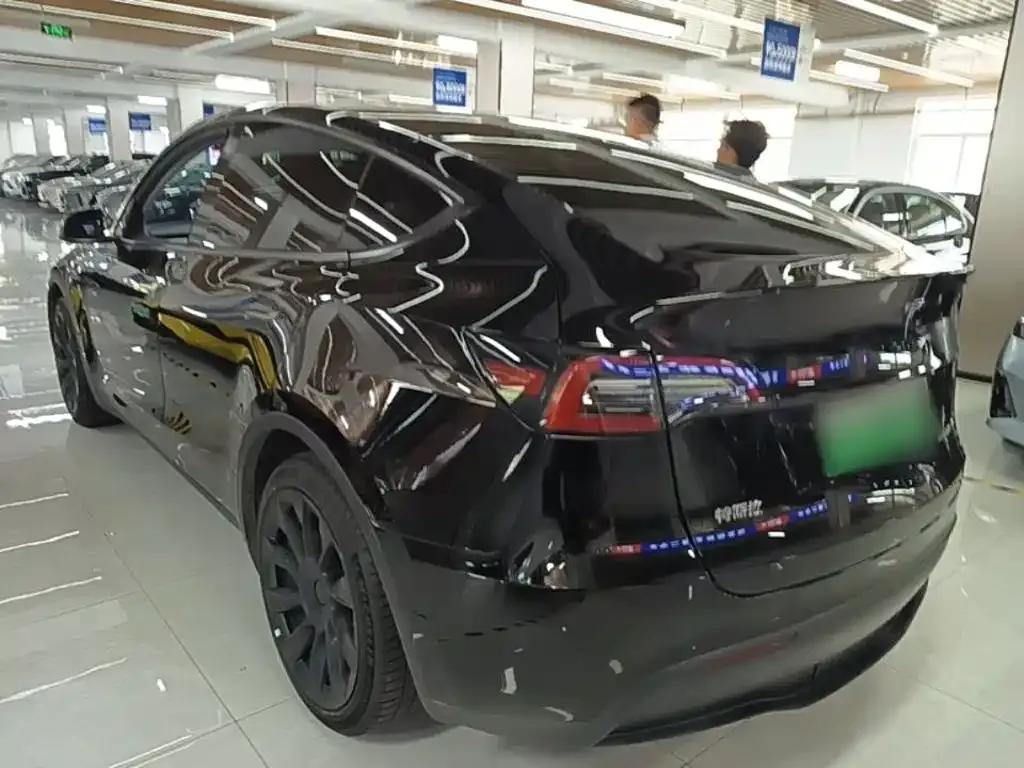 Tesla Model Y — фото 6