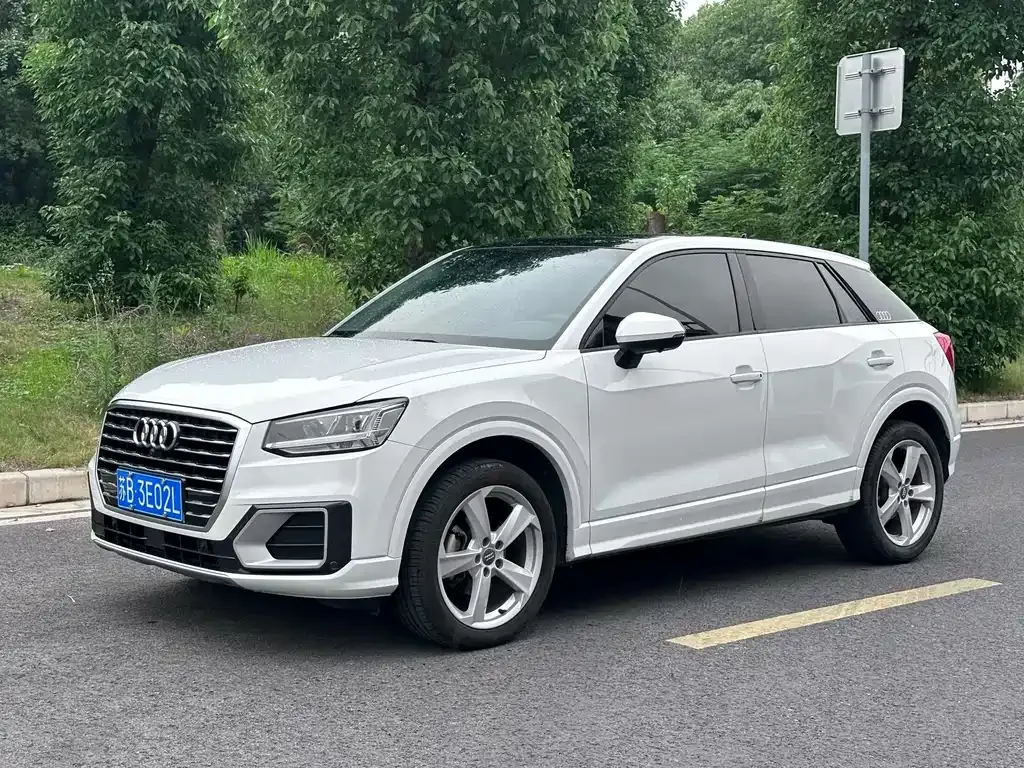 Audi Q2L — фото 1